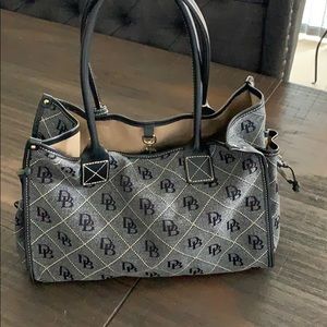 Dooney & Bourke signature tote classic style